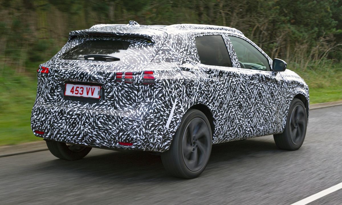 Nissan Qashqai 2021 peeps out