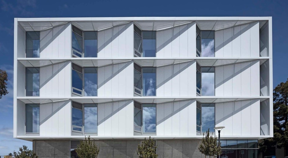 Mark Cavagnero Associates uses horizontal aluminium sunshade for the Marcus Hall project in US