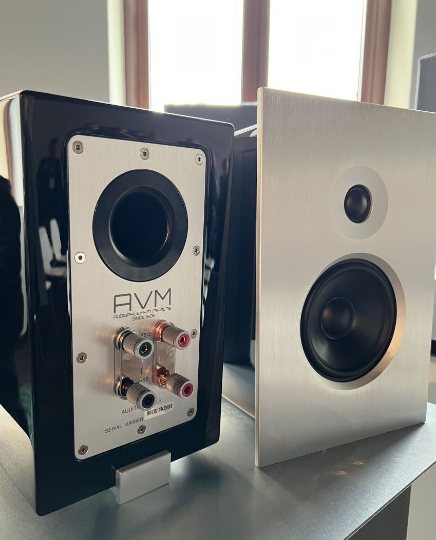 Silver anodized aluminium front panel of CB 2.3 blends perfectly with any home décor
