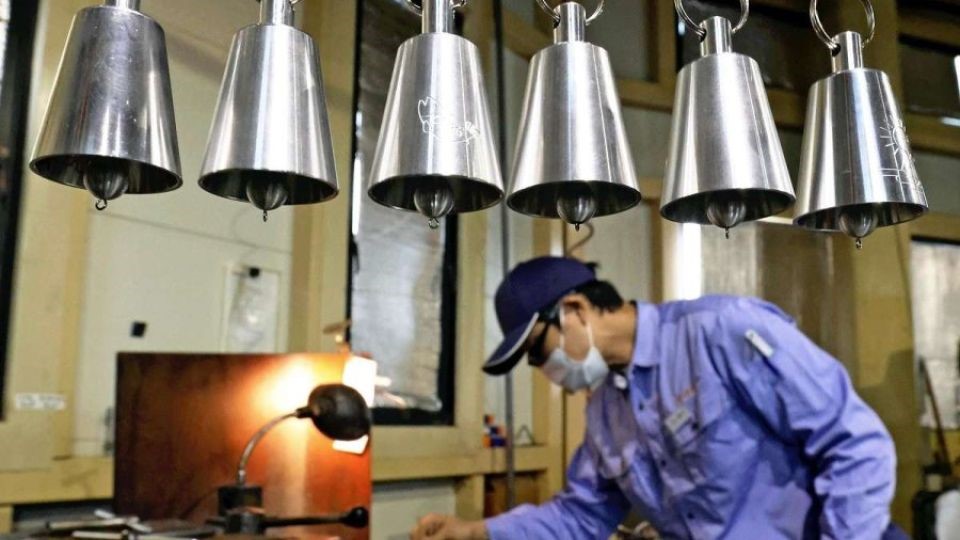 Aircraft parts maker Daiki Seiko creates aluminium bells to combat bear attacks in Japan