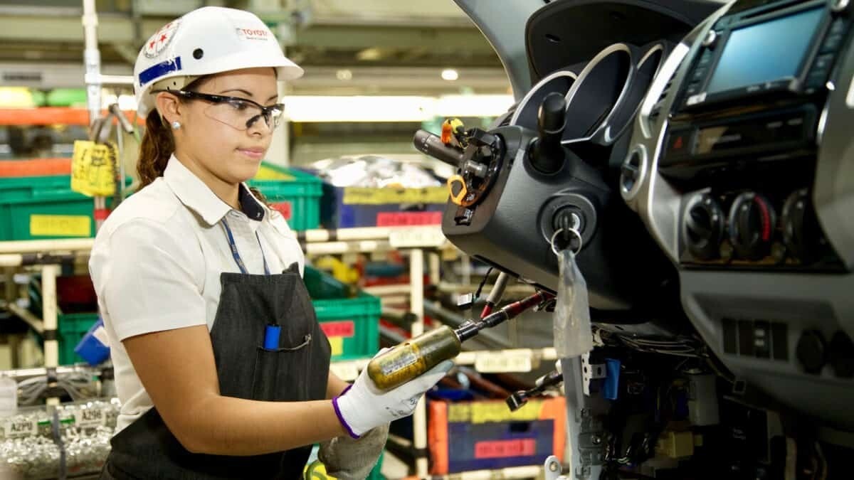 Mexico's vehicle production soars to new heights in April'24