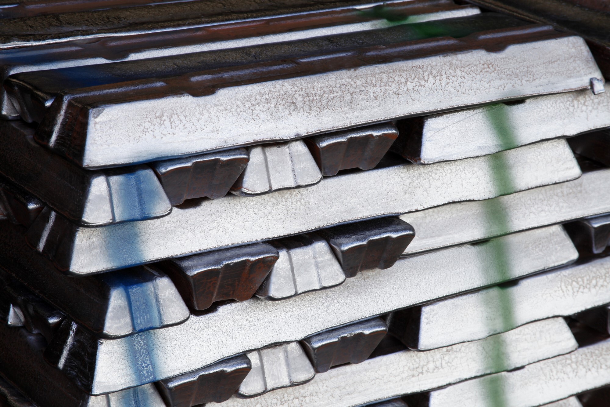 Inventory drawdown in major consumption regions supports aluminium prices at SMM