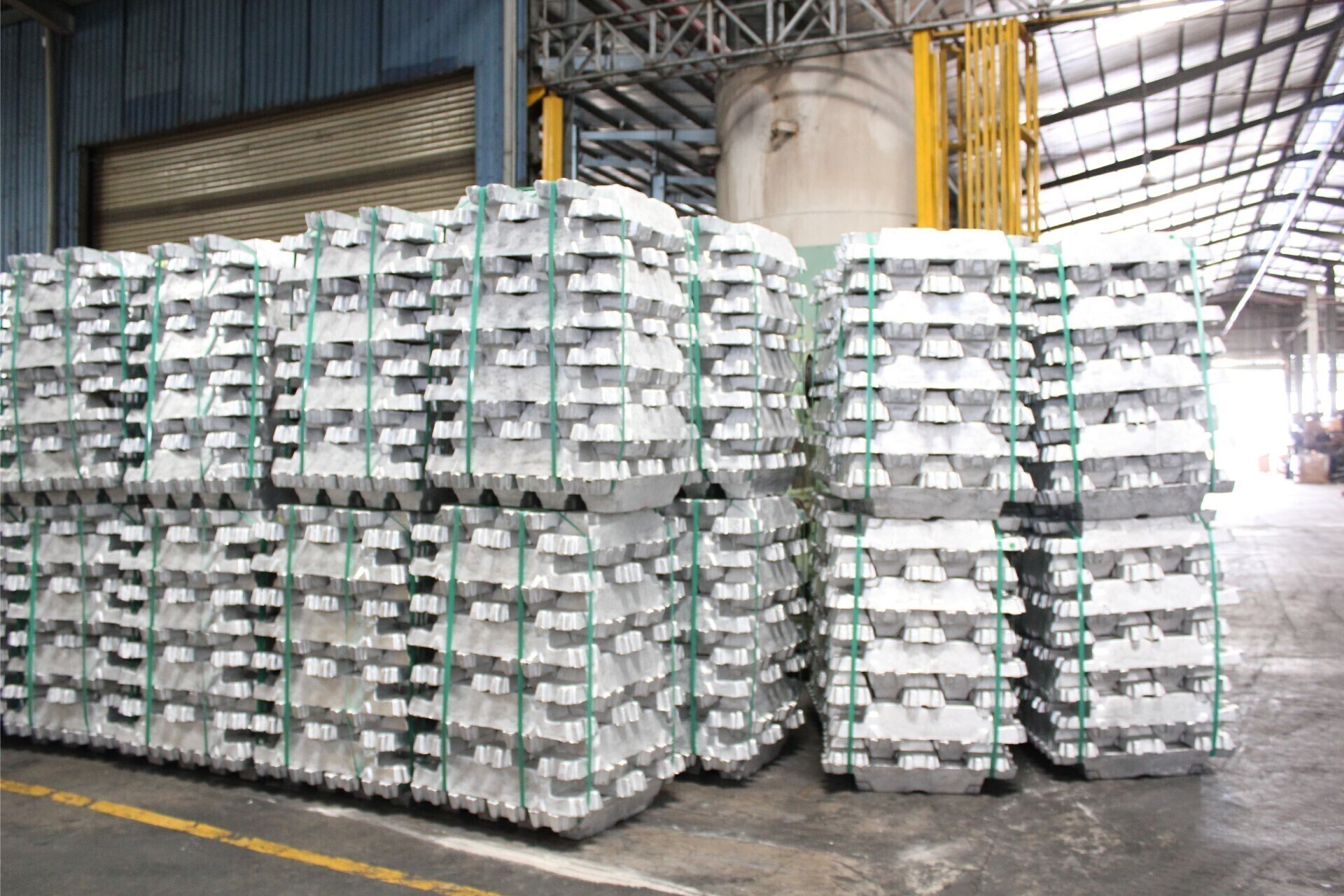 Social inventory of aluminium ingots remains at low levels, with aluminium prices fluctuating at highs