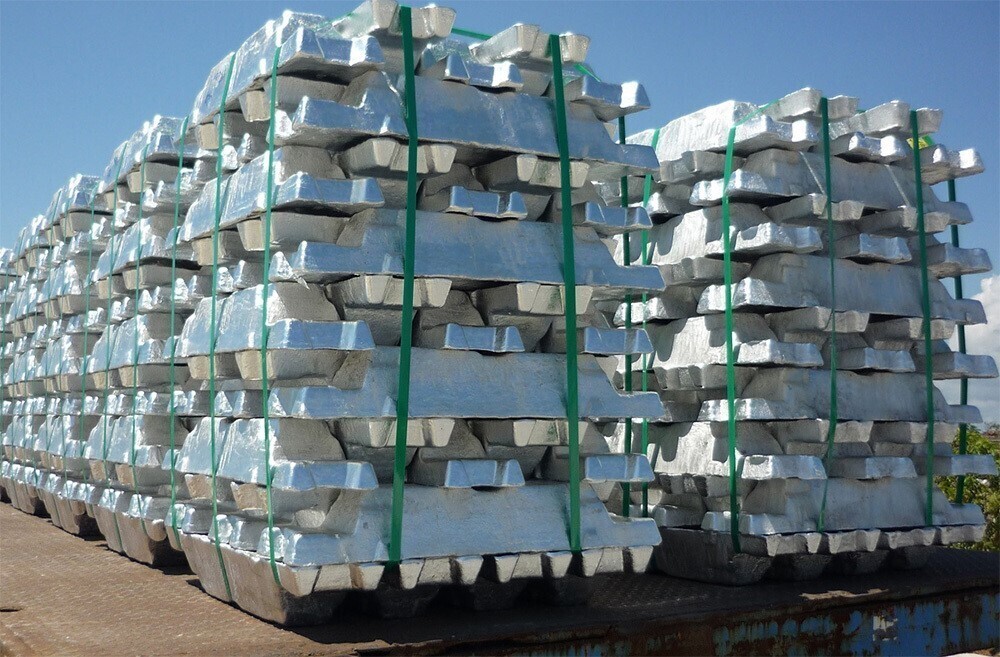 LME aluminium cash price falls to $ 2,608.50/t and opening stocks climb to 470,575 tonnes