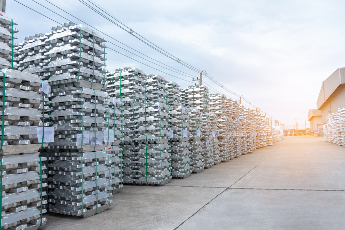 LME aluminium price rises above 1% as stocks drop to 246,825t on August 26