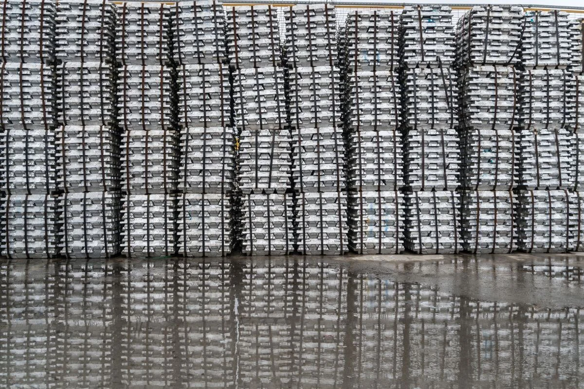 Macro support combined with inventory destocking, aluminium prices drift higher