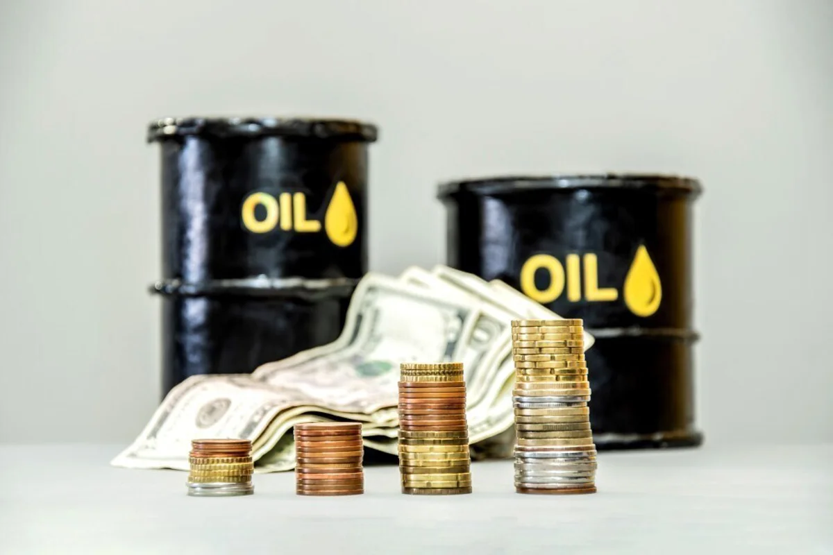 Middle East conflict induced global energy bottleneck benefits refiners Shell, TotalEnergies, ExxonMobil and Chevron