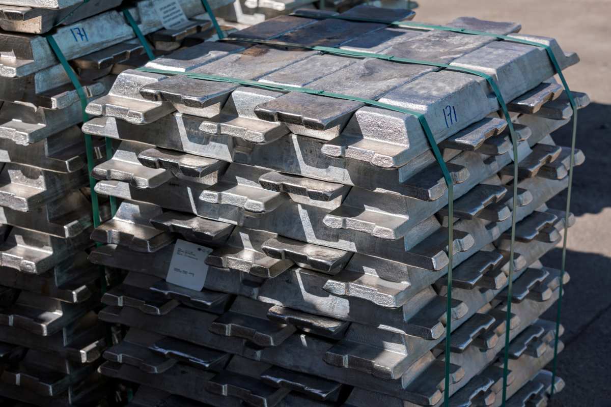 SHFE aluminium closed lower with increased volume as bears added positions to drive a correction; alumina trading volume shrank with both sides watching cautiously