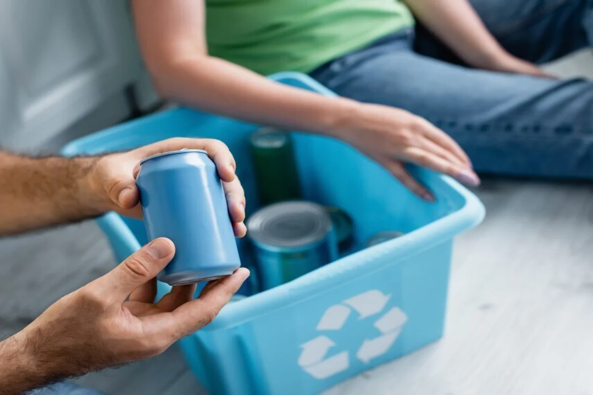 Eldorado Civic Association promotes aluminium can recycling during holiday weekend