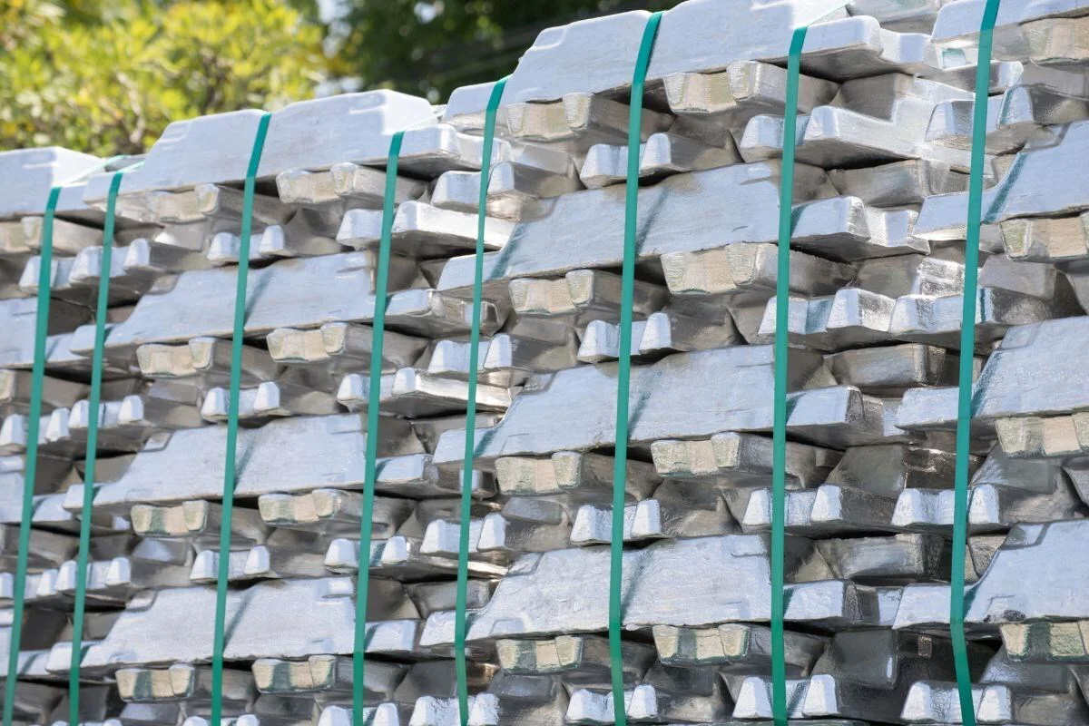 Rising interest rate cut expectations boost market sentiment; Aluminium prices continue range-bound pattern with overseas market outperforming domestic market