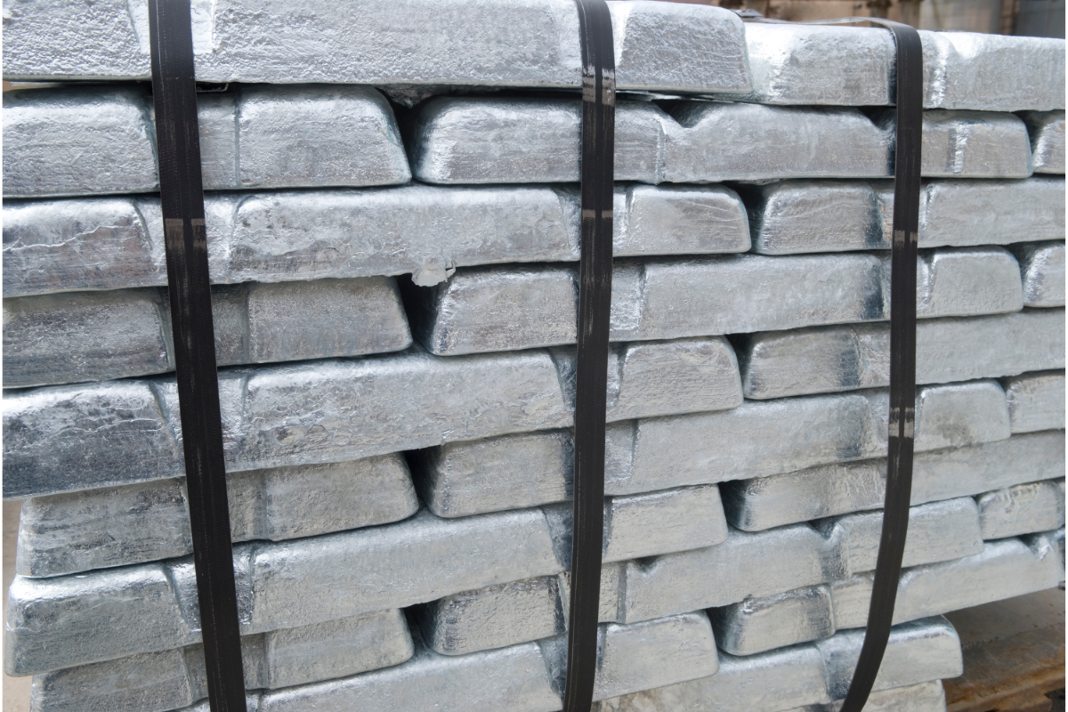 LME aluminium cools as cash slips from 3,600/t; contracts and stocks continue to decline