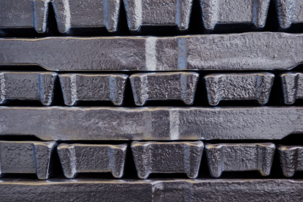 LME aluminium prices and contracts ease over 1% as stocks continue to decline