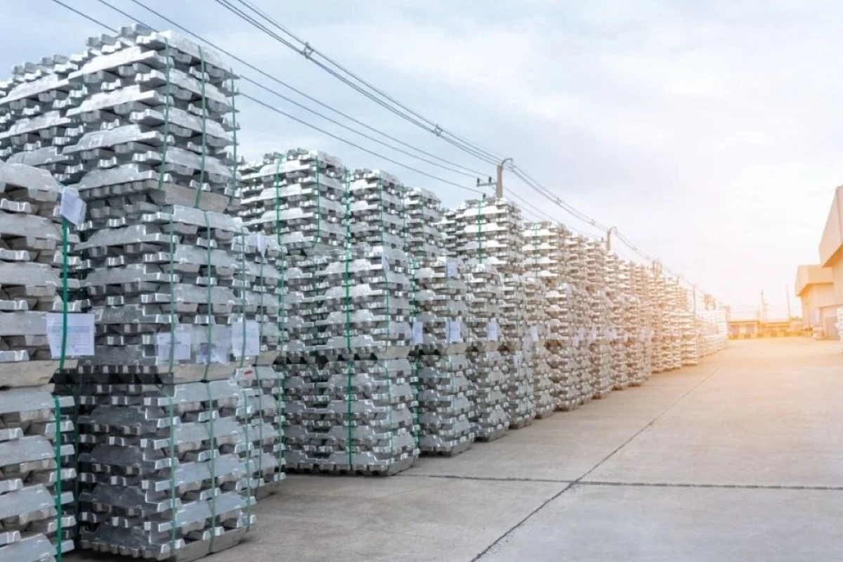 LME aluminium cash prices make a fast recovery with 1.39% rise, while stocks follow a declining graph