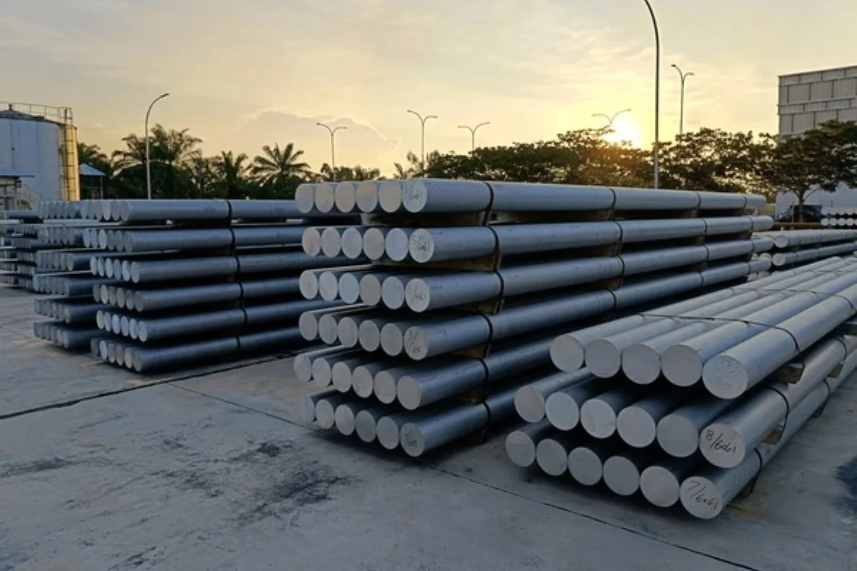 LME aluminium eases with a cash offer at $3,166.5 per tonne, but supply signals stay firm
