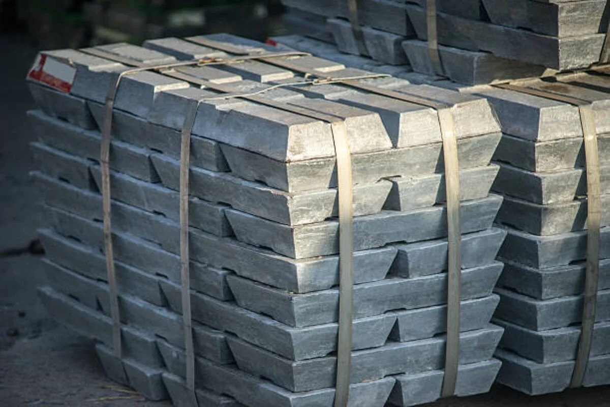LME aluminium surges as cash offer hits USD 3,022.5 per tonne