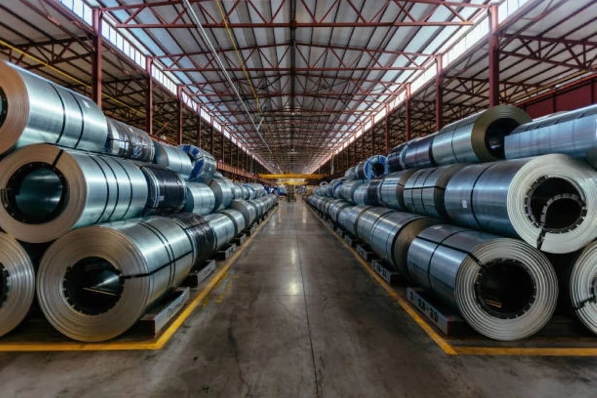 LME cash offer eases to USD 2,833.5/t as inventory signals quietly shift