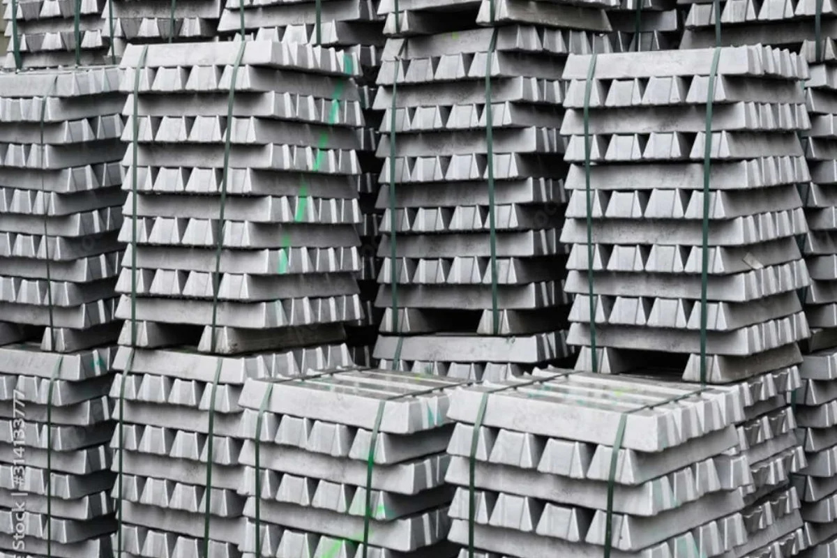 Aluminium holds firm at USD 2,818/t as inventory slips 0.33%