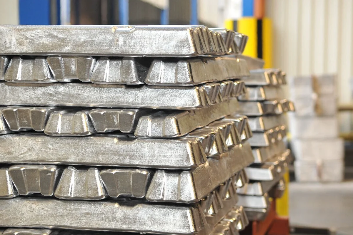 Overnight, the most-traded cast aluminium alloy contract closed lower, while a tight aluminium scrap supply supported ADC12