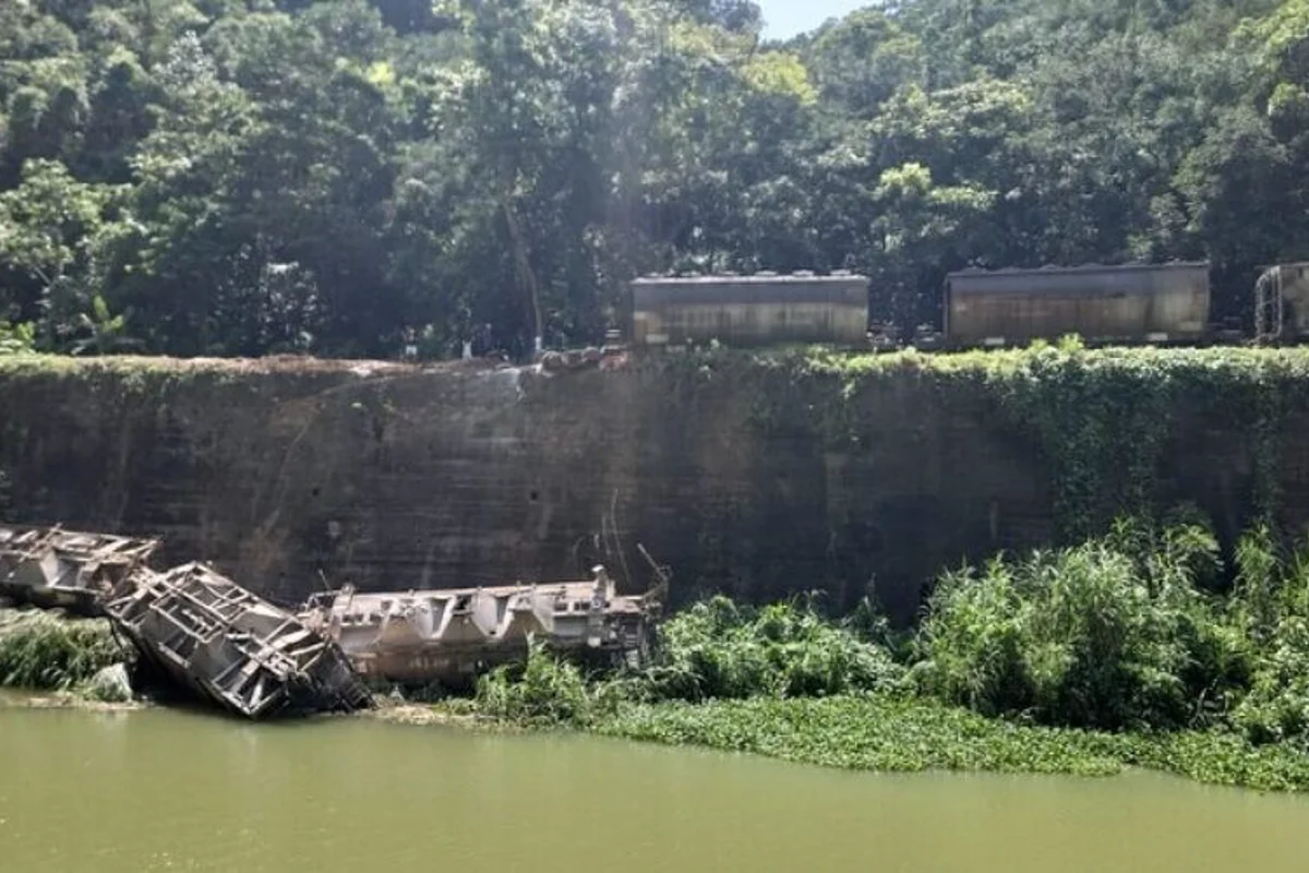 Alumina-filled train derailment at Windalco prompts track repair work