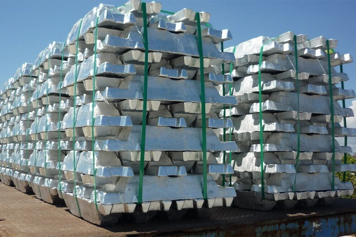 LME aluminium cash price falls to $ 2,608.50/t and opening stocks climb to 470,575 tonnes