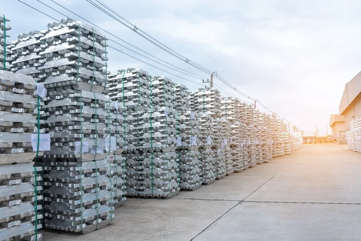 LME aluminium cash price eases to $ 2,567.50/t; opening stock rises to 466,025t