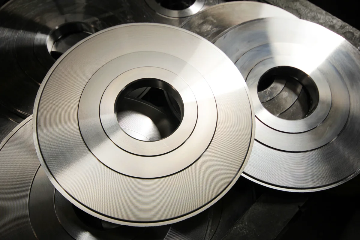 Continuous pressure from goods in transit, coupled with weak outflows from warehouses, gradually erodes the advantage of low domestic inventory of aluminium ingots