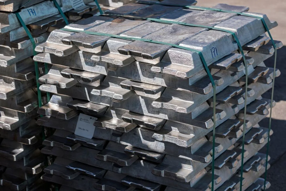 LME aluminium benchmark price sheds off $26/t; Alumina (Platts) price inches up by $1.04/t