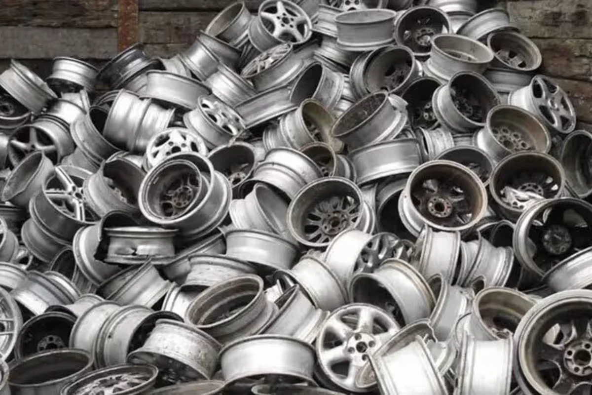 The most-traded aluminium alloy contract rose slightly overnight, with intensified competition between cost support and weak demand