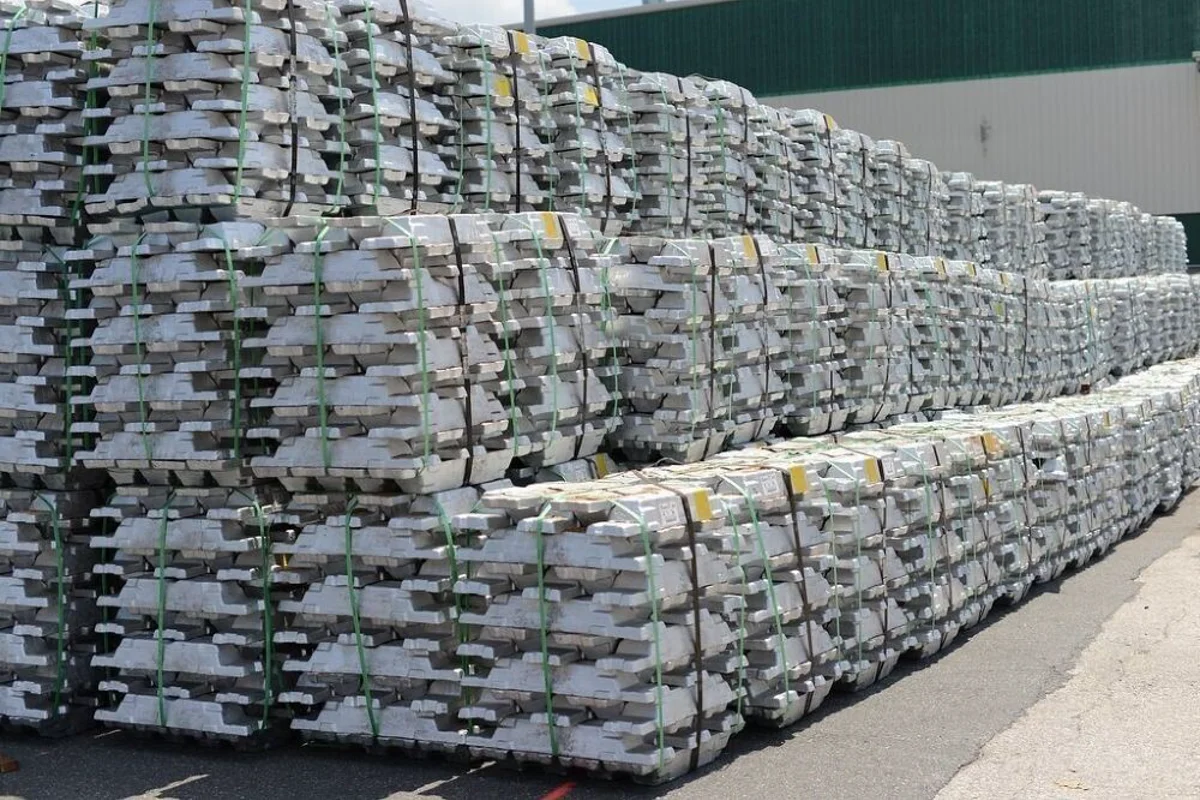 The spot market showed some improvement. The aluminium ingot inventory approached the 800,000 tonnes mark at month-end