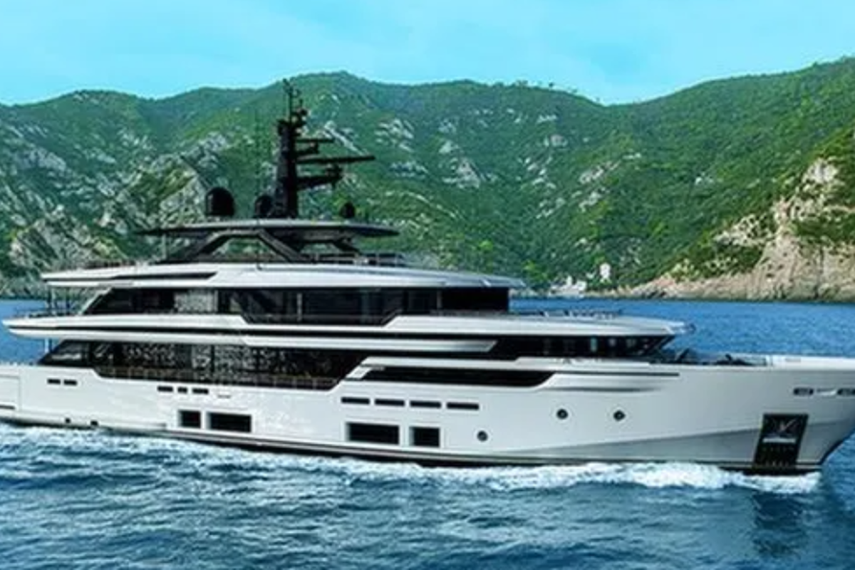 Sleek, sustainable & spectacular: The aluminium Custom Line 50 marks its entry in Italy