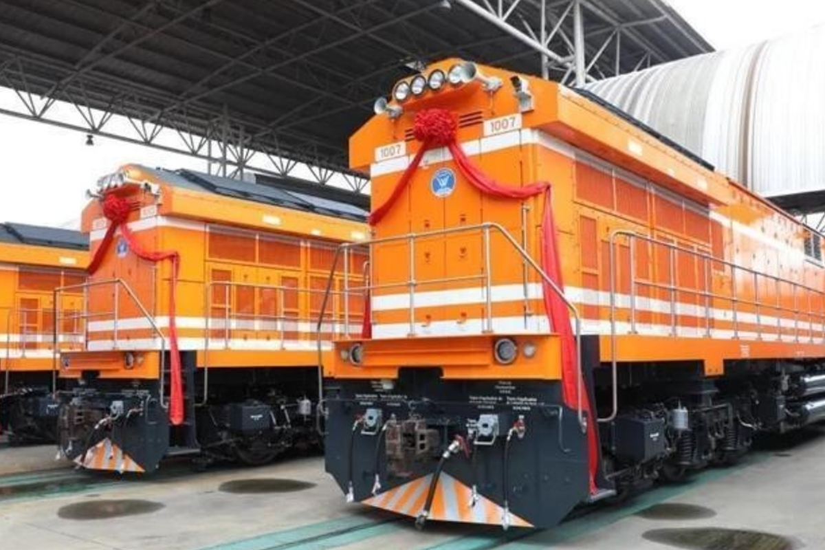 Ten diesel locomotives from China headed to Guinea for bauxite transportation