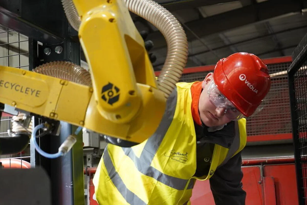 AI-driven robot in action: Veolia Southwark IWMF's solution for smarter recycling
