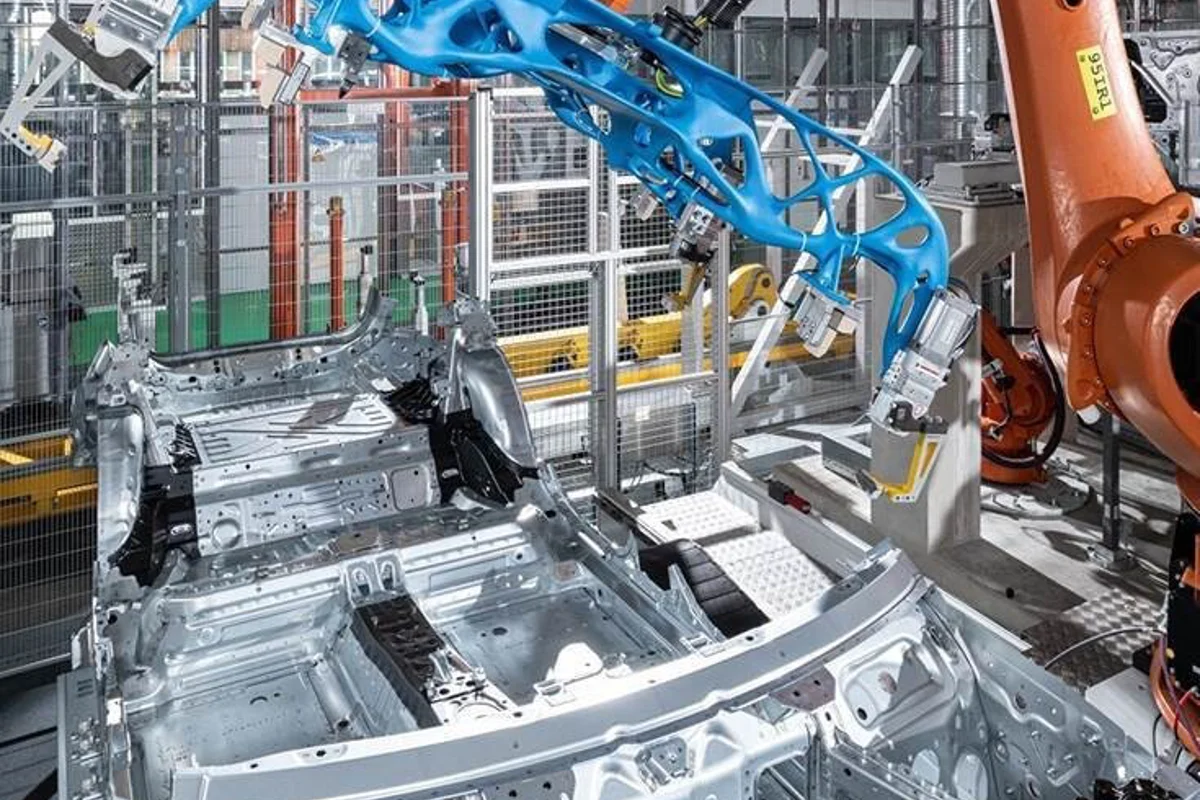 BMW unveils new-generation aluminium bionic robot grippers: A perfect choice to handle CFRP roofs