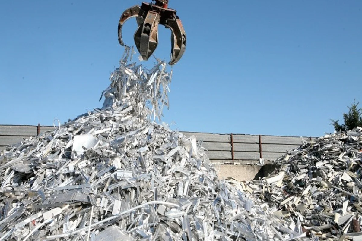 CAGR unveiled: US imports from Canada plummet by 62.11%, contrasting Mexico's 14.61% Y-o-Y surge