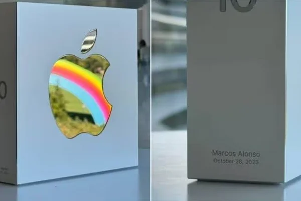 Ten years at Apple: Employee receives aluminium memento with company logo