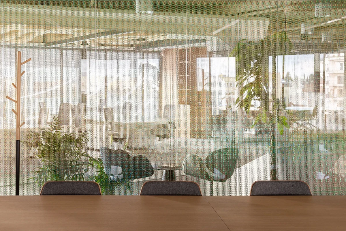 Kriskadecor uses aluminium chains for insulated interior decoration