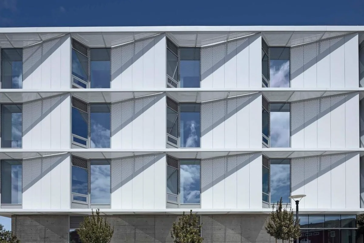Mark Cavagnero Associates uses horizontal aluminium sunshade for the Marcus Hall project in US
