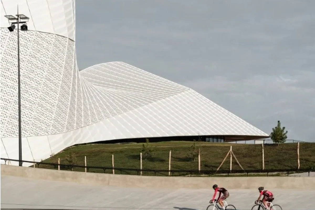 Hérault Arnod finishes construction of the aluminium-clad sports centre in France