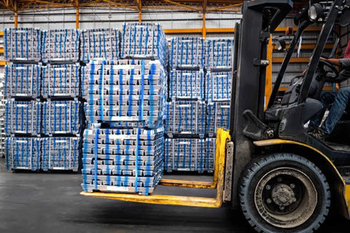 China’s A00 aluminium ingot price contracts by RMB400/t to RMB 18,5602/t; Low carbon aluminium price descends by RMB370/t