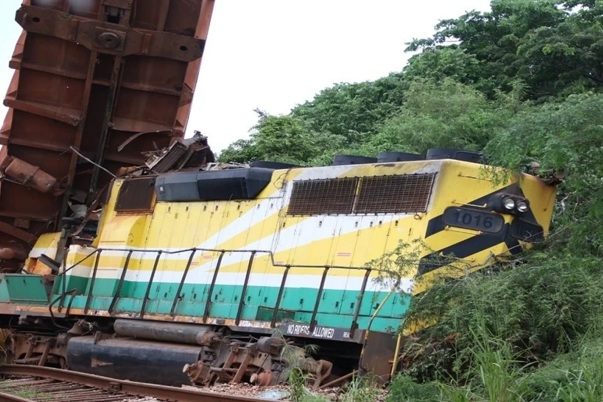 Heavy rains derail Bauxite train in Claredon, Jamalco mobilises to clear the crash site