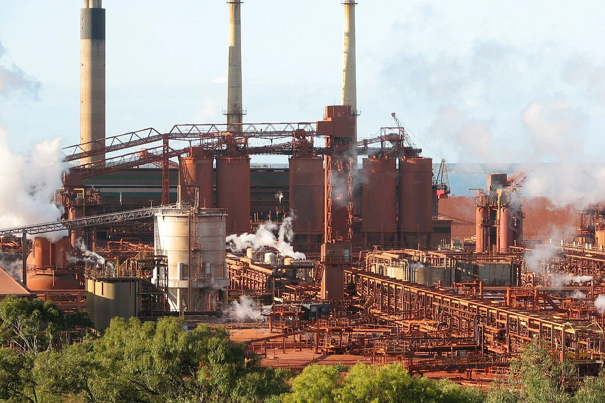 Indonesian and Chinese companies sign US$ 695 million contract to build an alumina refinery
