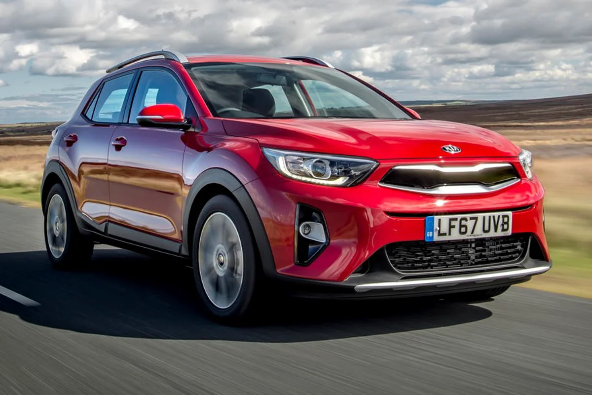 Aluminium roof rails and sporty face, the new appeal of KIA Stonic