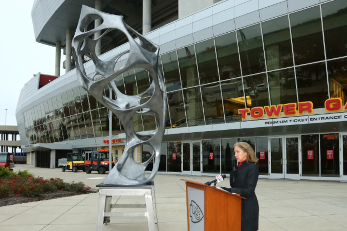 11 feet tall aluminium sculpture added to the Arrowhead Art Collection in Kansas City