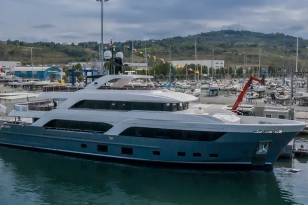 Italian yard Cantiere delle Marche reveals an explorer yacht built from aluminium superstructure