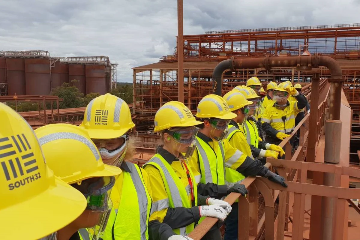 Graham Kerr suggests South32 to avoid heavy investments in alumina refinery as the commodity prices slump