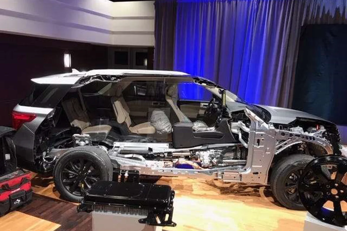 Ford 2020 Explorer sheds weight using an aluminium hood and a mixed material body