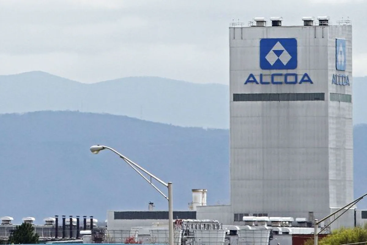 Workers at Alcoa's Western Australian refineries vote against new proposed agreement