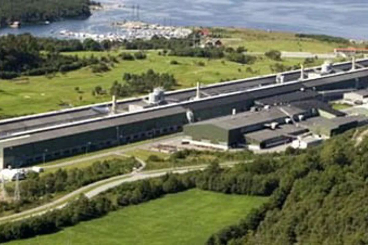 Norsk Hydro may restart Norway aluminum smelter unit, CEO says