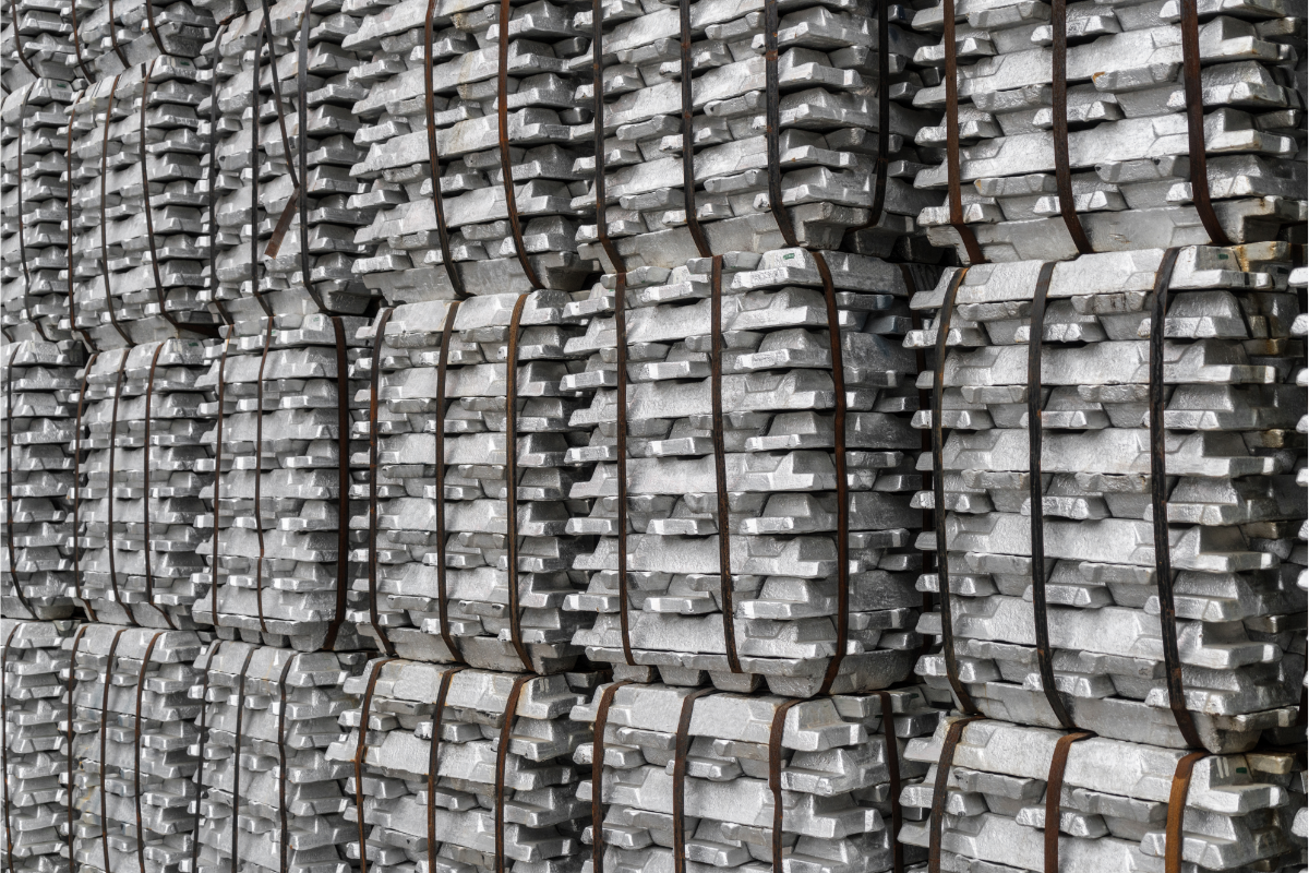 SHFE aluminium edged up with a rebound pace slowing down; alumina market sees strong supply and weak demand, limiting rebound room