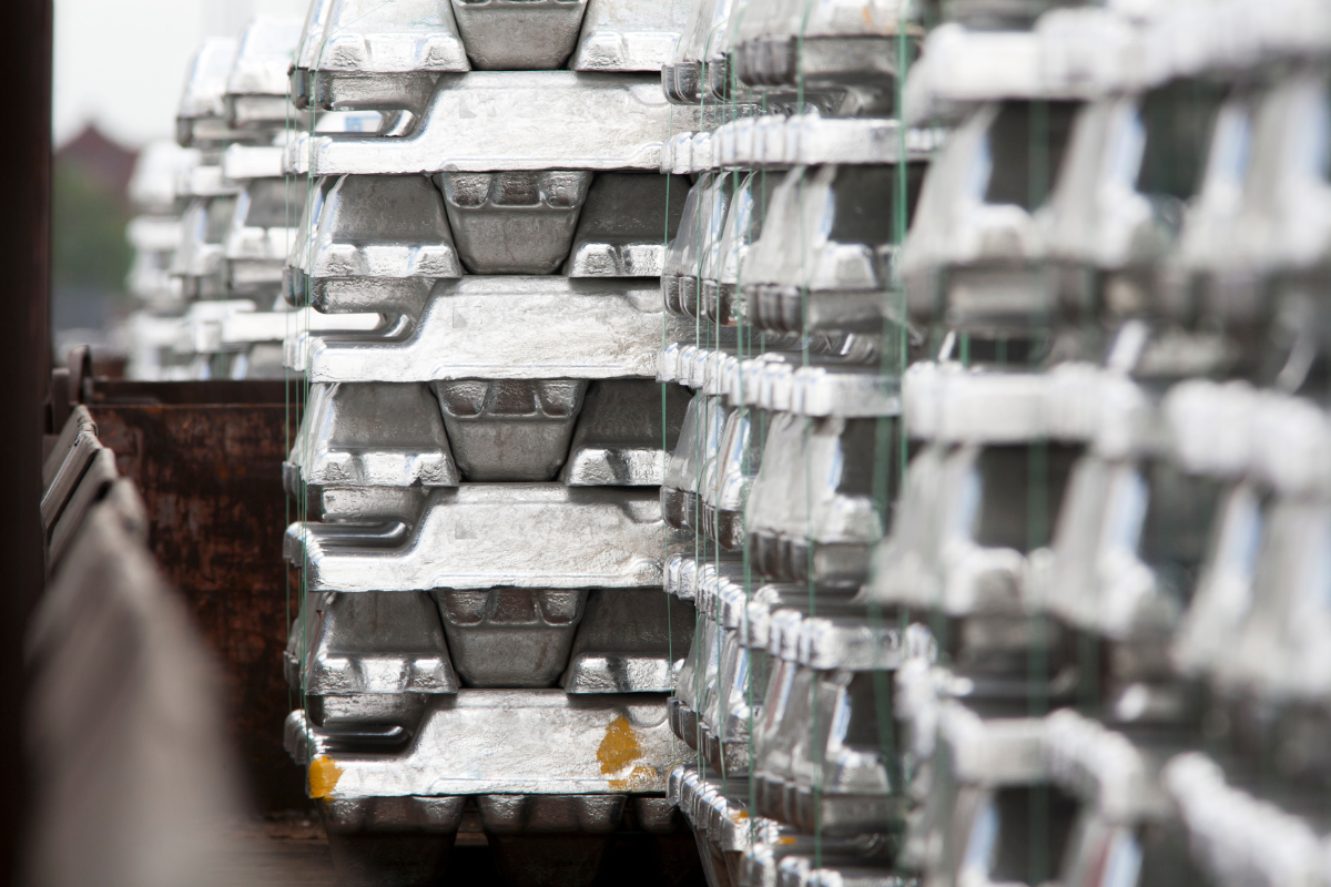 Accelerated destocking of aluminium ingots lifts aluminium price centre, while peak-season performance is expected to cap upside room